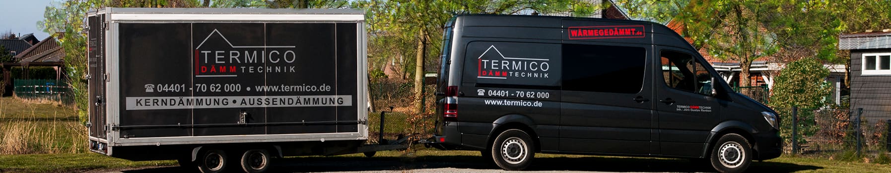Firmenwagen und Anhänger von Termico Dämmtechnik mit Logo, Telefonnummer und dem Schriftzug Kerndämmung und Außendämmung